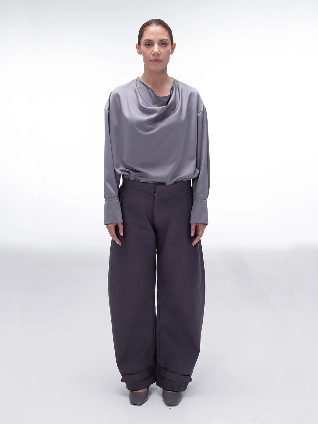 grey_gabardine_barrel_trousers_technical_mpower_2.jpg