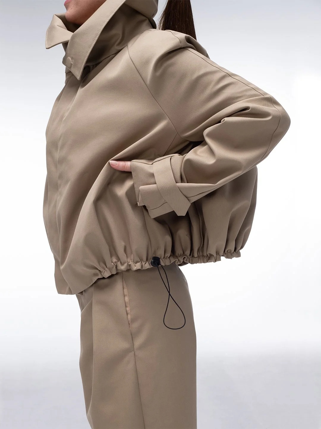 beige_gabardine_barrel_trousers_technical_mpower_4.jpg