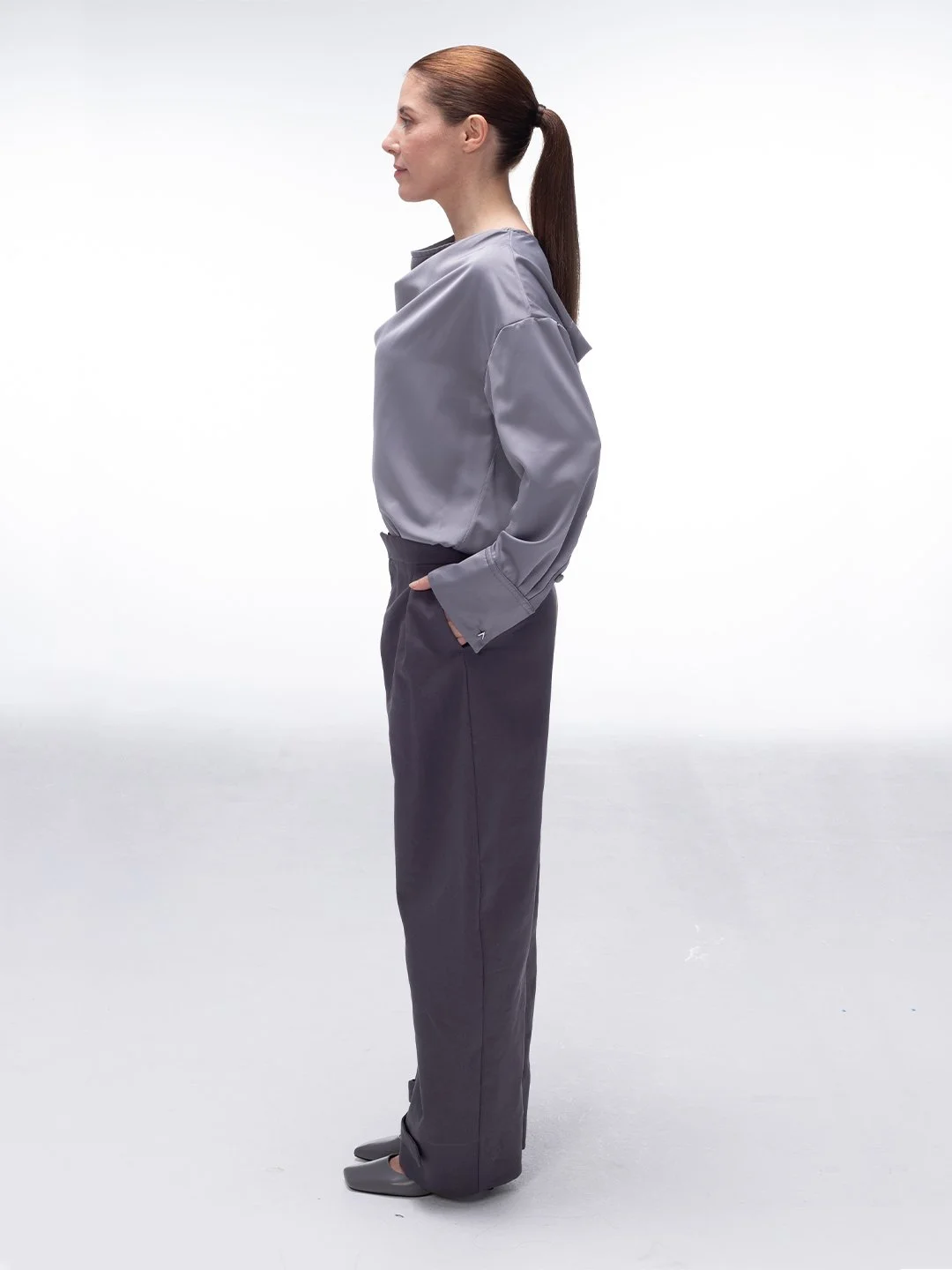 grey_gabardine_barrel_trousers_technical_mpower_3.jpg