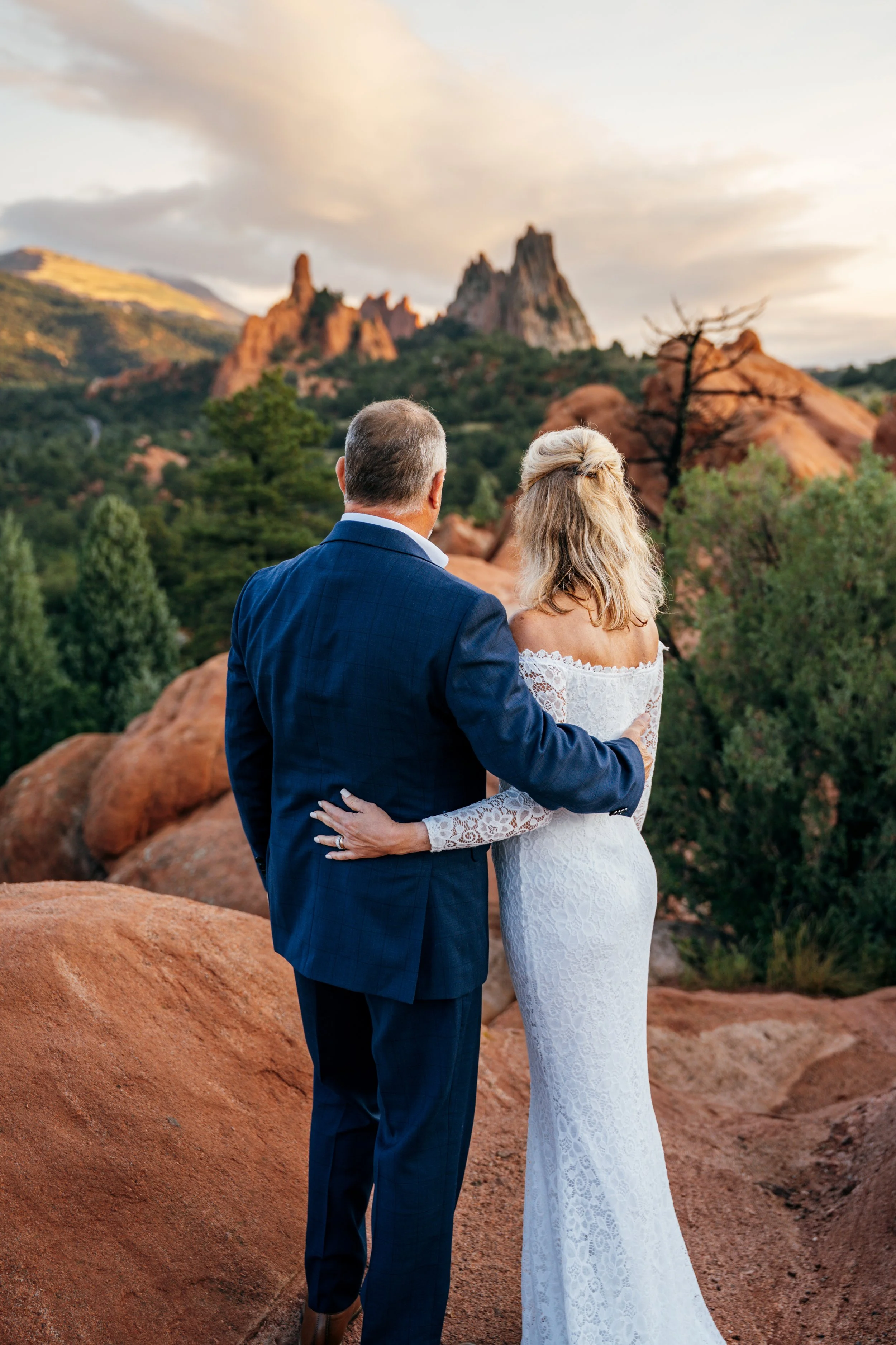 garden-of-the-gods-sunrise-elopement-sarahkdunn-12 (1).jpg