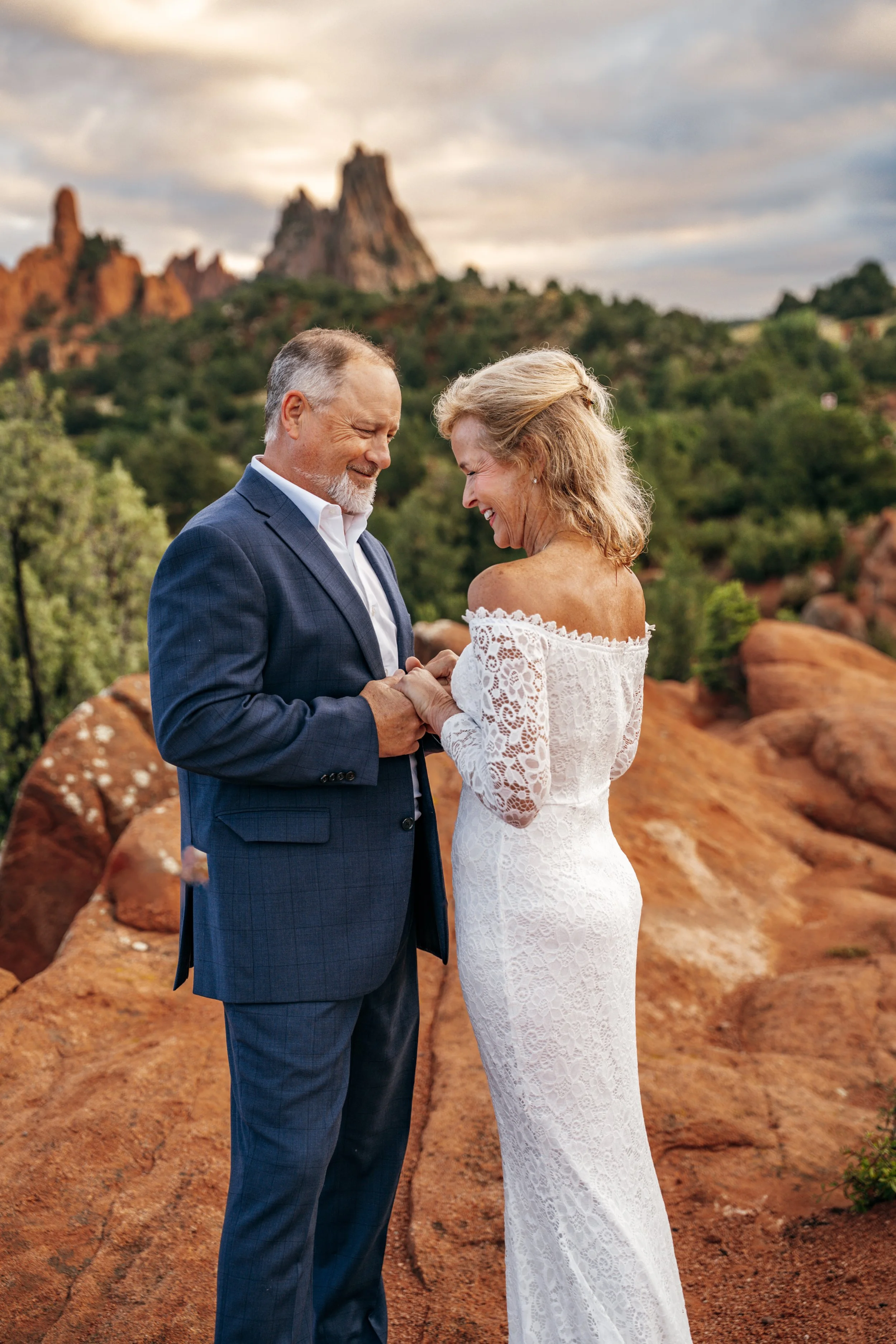 garden-of-the-gods-sunrise-elopement-sarahkdunn-49.jpg