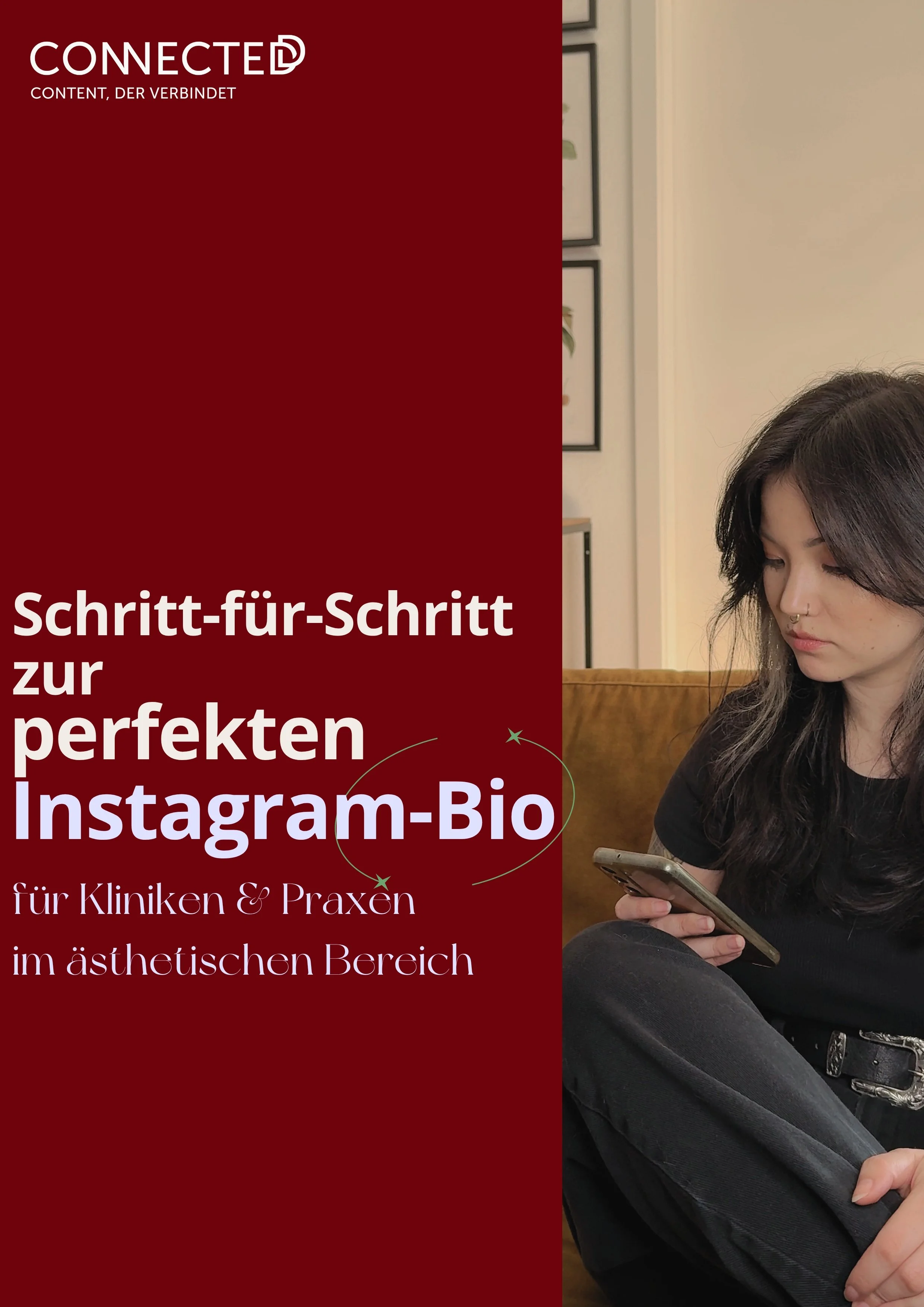 Eine junge Frau sitzt auf einem Sofa und schaut auf ihr Smartphone, während im Hintergrund an der Wand einige Bilder hängen.