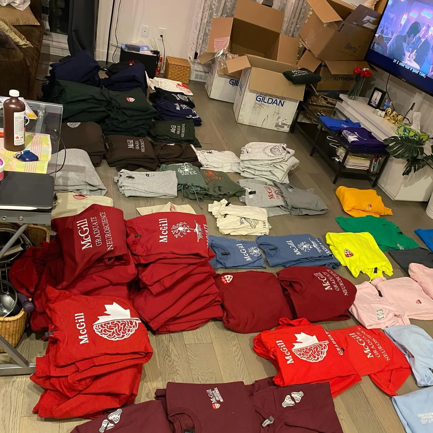 y&rsquo;all‼️ aries season is finding gsan well😚 MERCH HATH ARRIVED! keep an eye on your emails, we&rsquo;ll be distributing them soooooon☺️ everyone say thank you marissa, we love you marissa💖
xoxo, madame pres