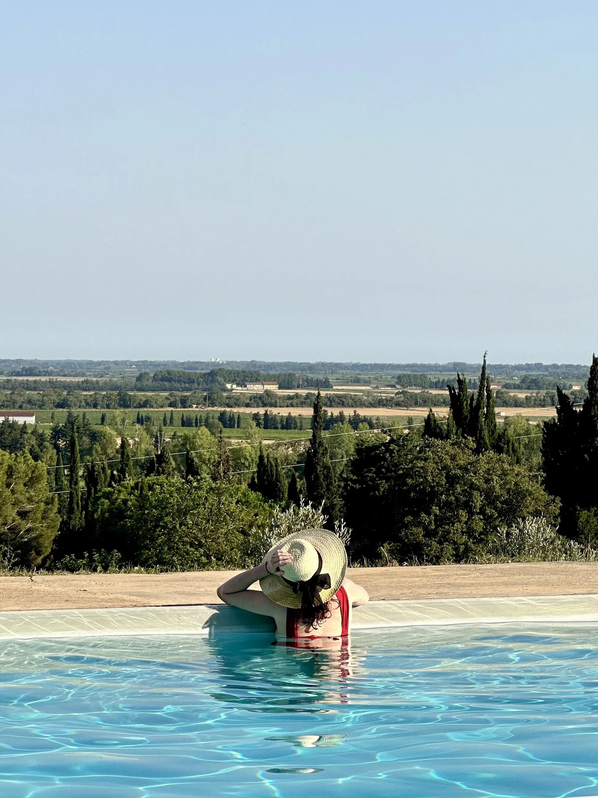 piscine et chapeau