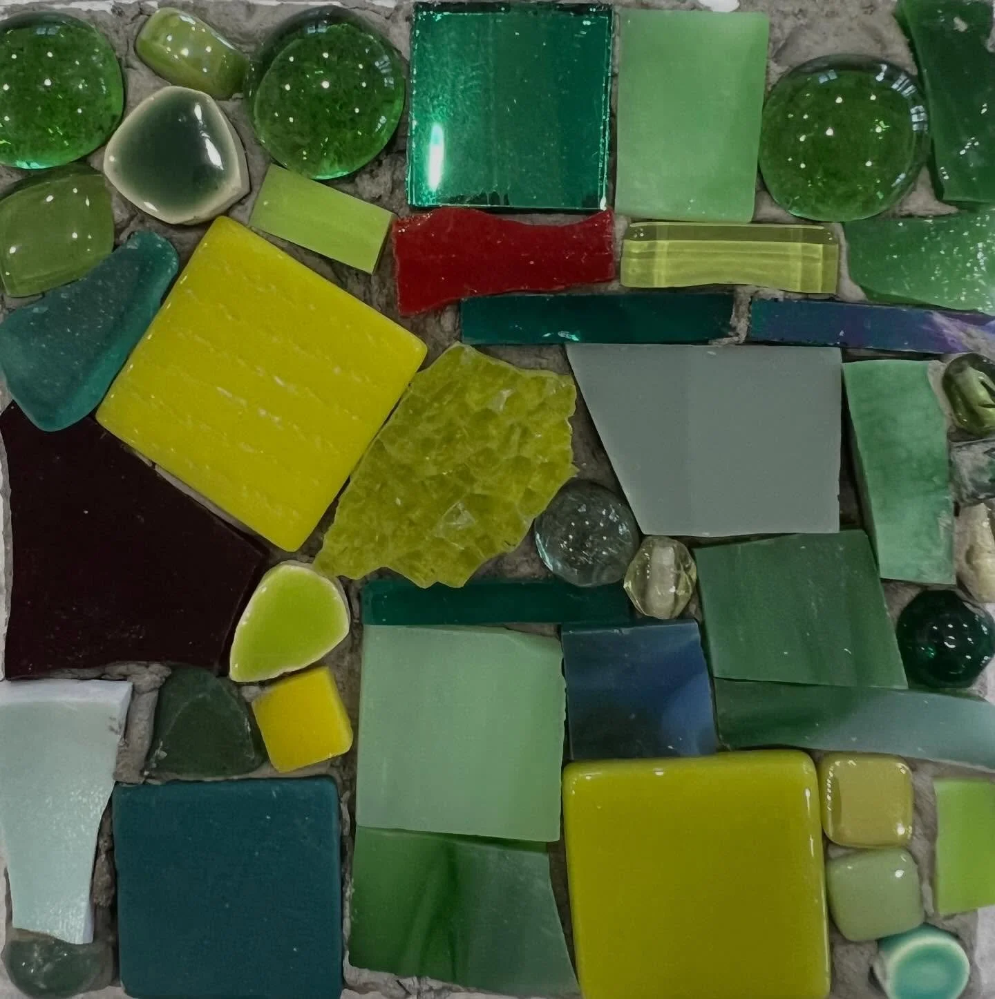 A stunning mosaic garden. Thank you Susan Adler for sharing your knowledge.  #artspace #mosaic_art #joyfulshoppe #anewartexperience #sunroom