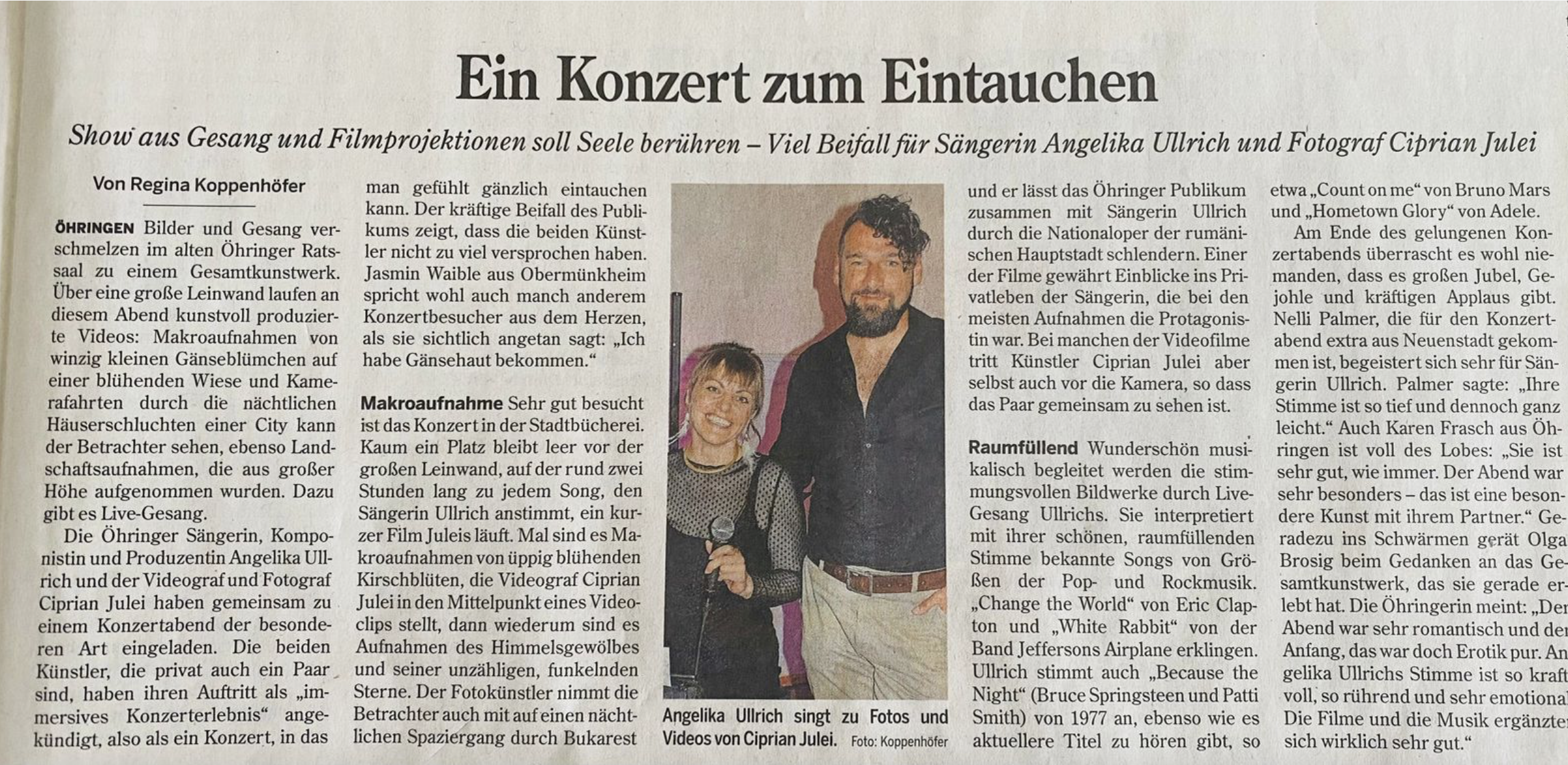 Ein Zeitungsartikel über ein Konzert mit Bild von Sängerin Angelika Ullrich, die ein Mikrofon hält, neben einem Mann, beide lächelnd.