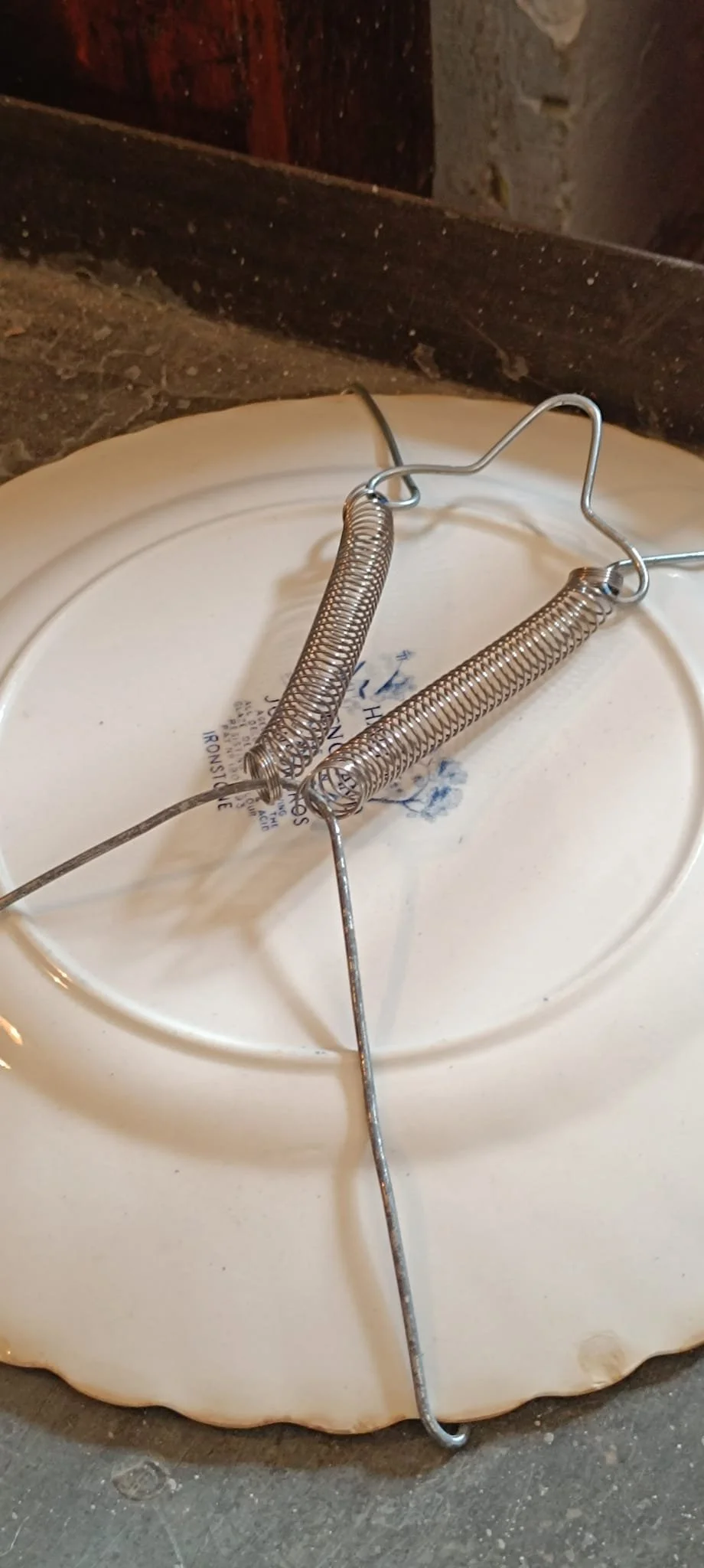 ścianka z talerzami wieszak 3.jpeg