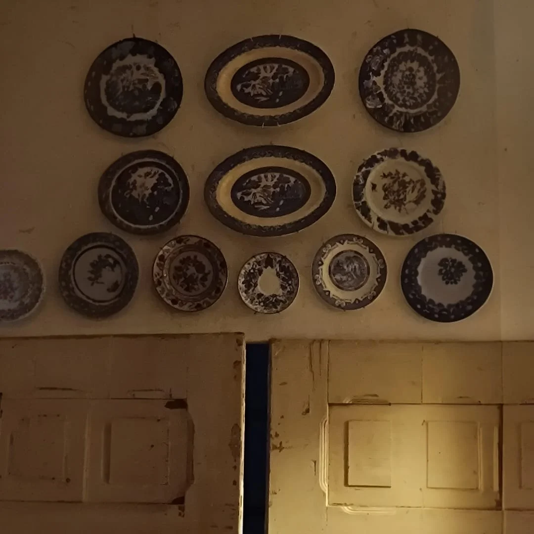 ścianka z talerzami 2.jpeg