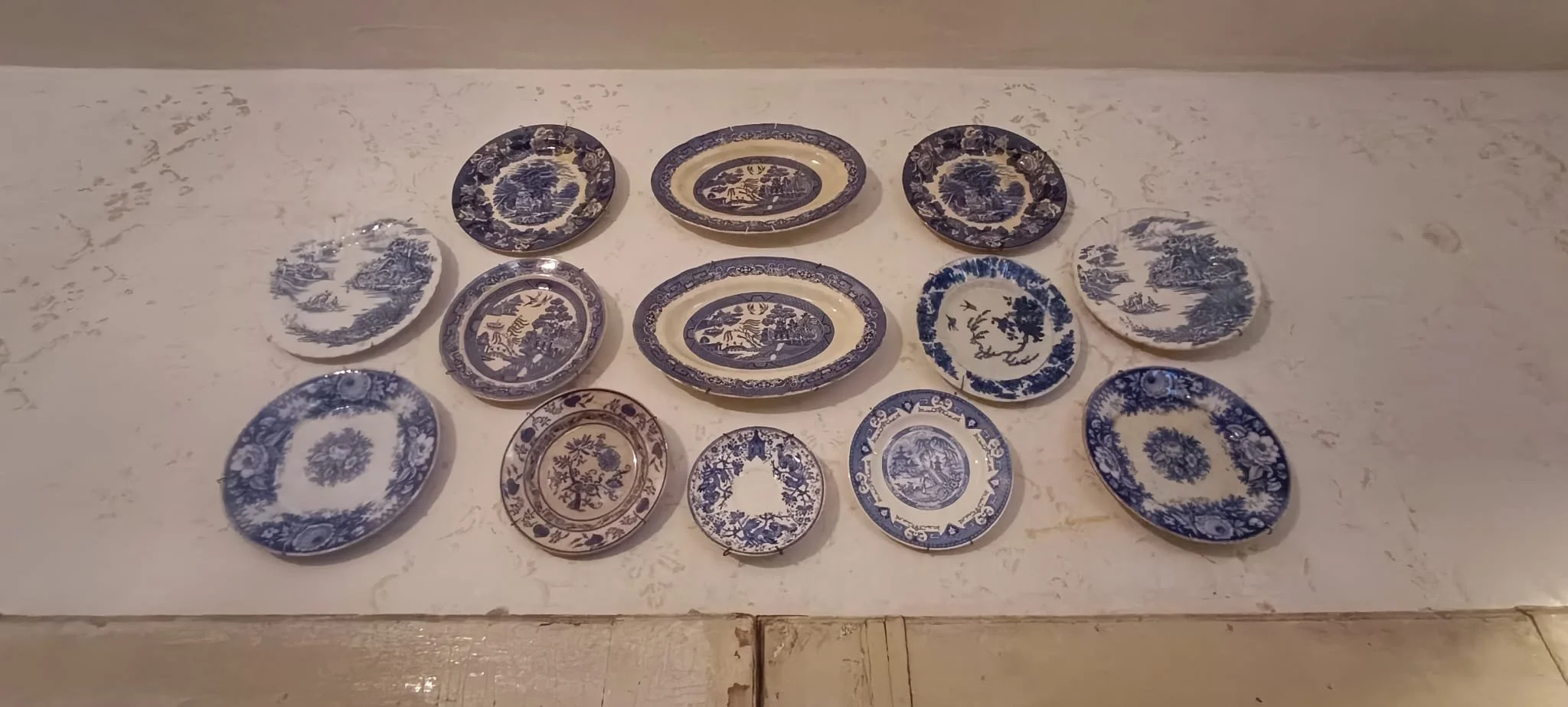 ścianka z talerzami 4.jpeg