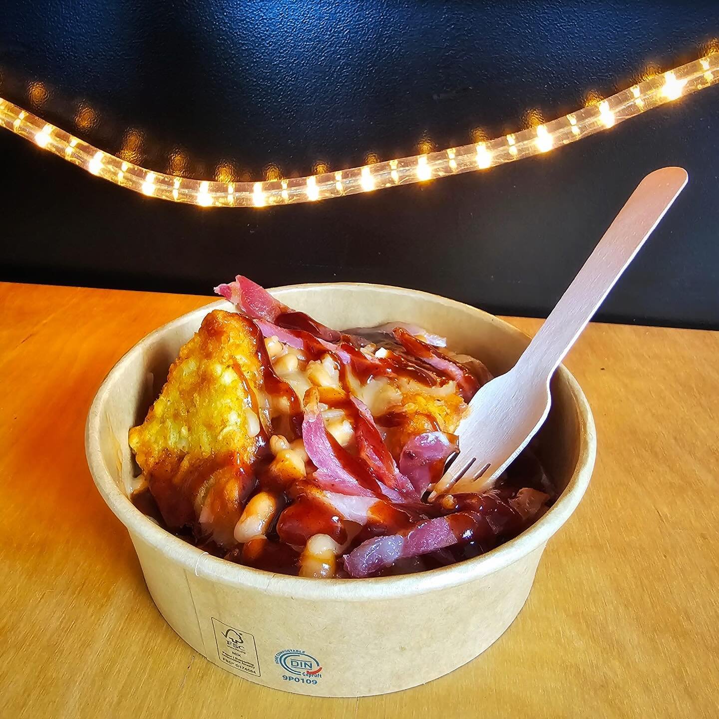 Satisfy your cravings with our Loaded Hash Browns!
Crispy golden hash browns, piled high with melted cheese, sizzling bacon bits and a generous drizzle of BBQ sauce.  #hashbrown #prowpark #cribandcroust