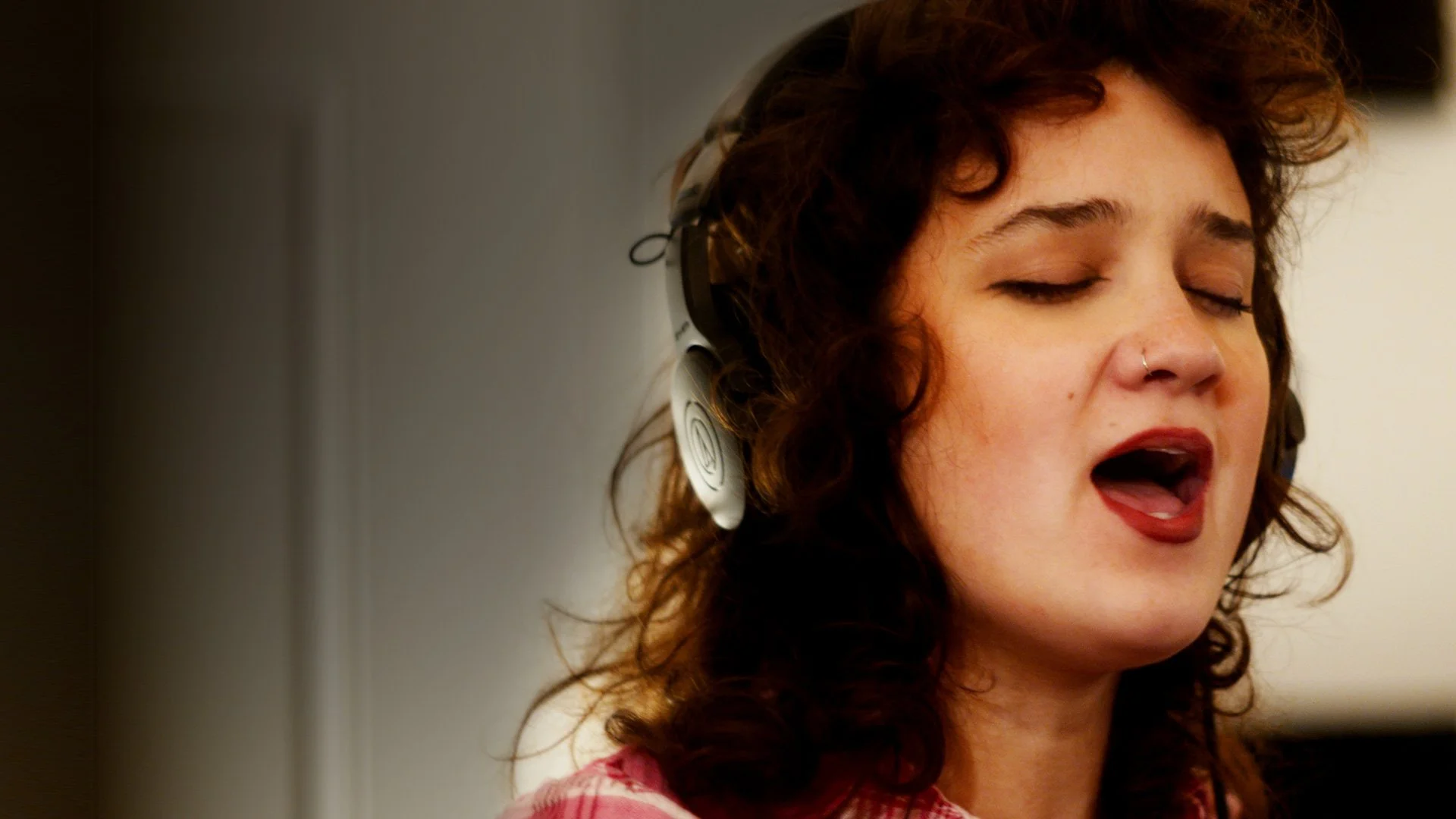 Susannah Joffe plays Mazzy Star inspired diss track “Cult Leader” and cannibalistic love song “Omophagia”