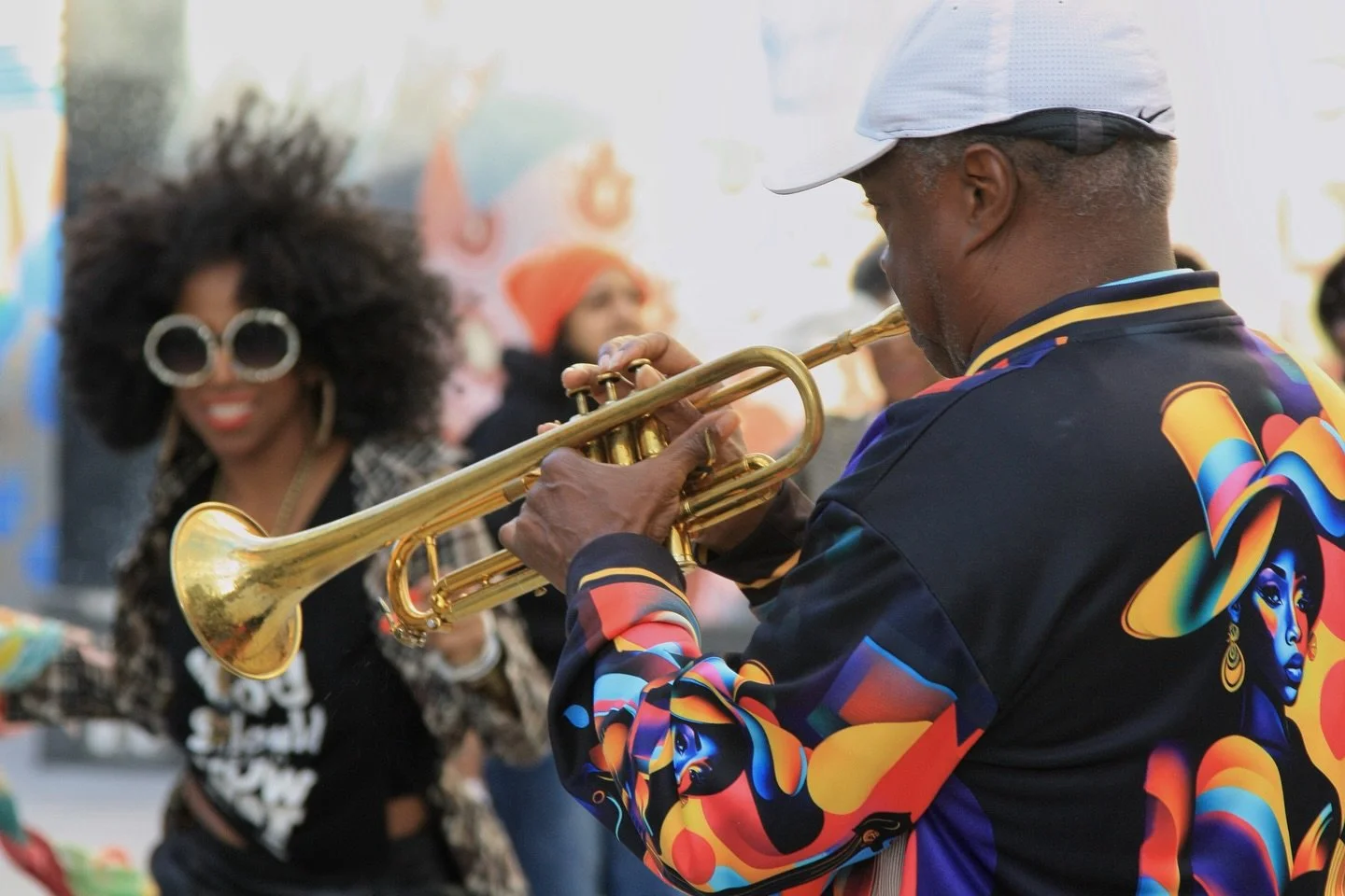 💥 Part 2 of the magnificent Second Line Parade! 💜🎺
The rhythm got louder, the smiles wider, and Harlem was on fire! 🔥
Dancing in the streets, horns singing, umbrellas flying high — this is what community feels like. 🖤✨
📸 Photos by @nycn