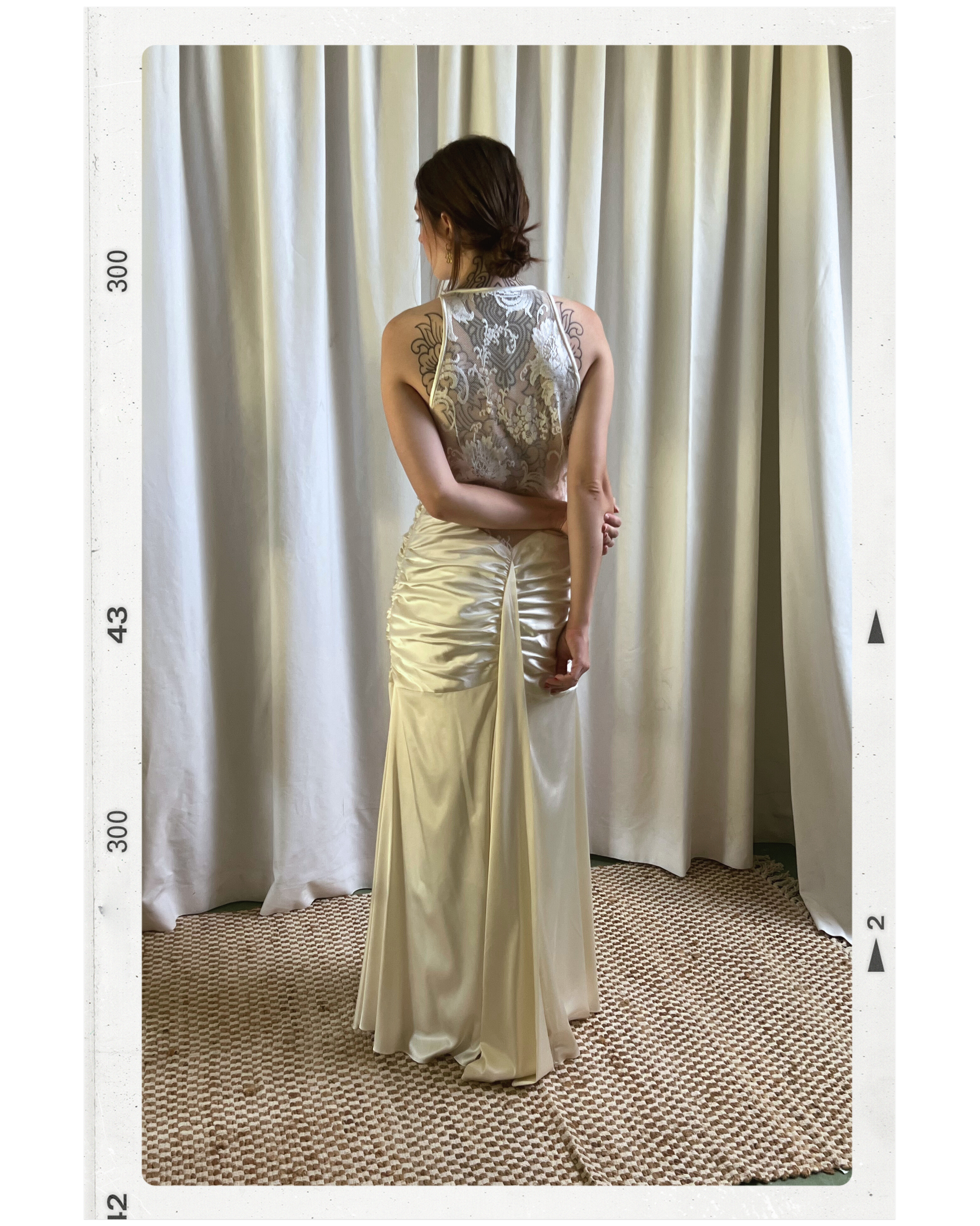 Satijnen jurk met V-hals en kanten rugdetail | Jessica McClintock | M-L