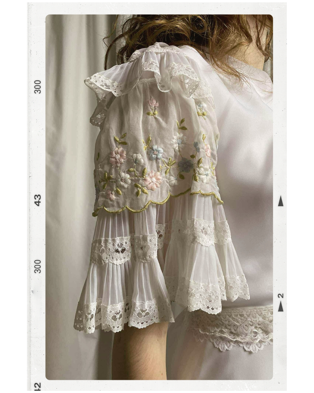 Seventies jurk met kanten details in de mouwen en rok | XS