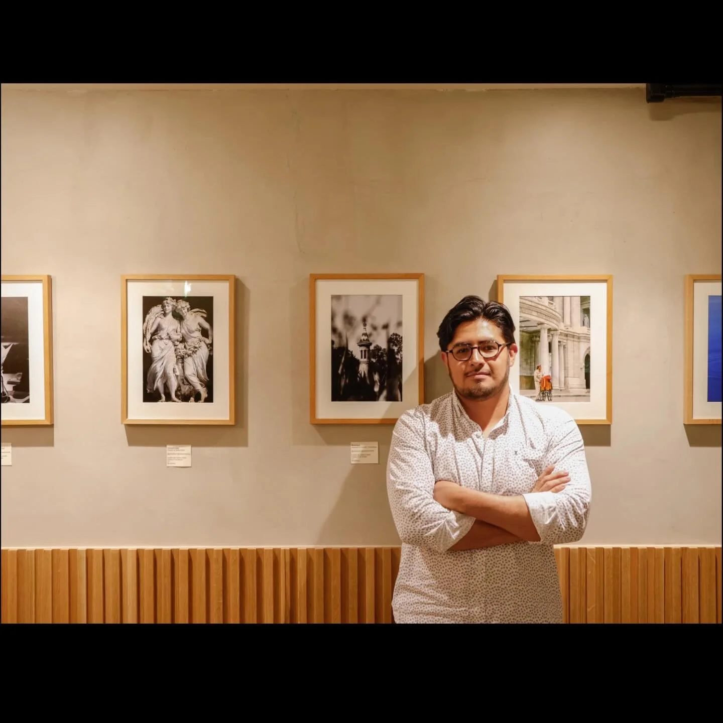 En Testarudo creemos en el talento que vive dentro de nuestro equipo 🤎☕️

Nos llena de orgullo compartir que nuestro barista Iv&aacute;n tendr&aacute; su exposici&oacute;n permanente en el caf&eacute;. Su mirada y sensibilidad ahora tambi&eacute;n f