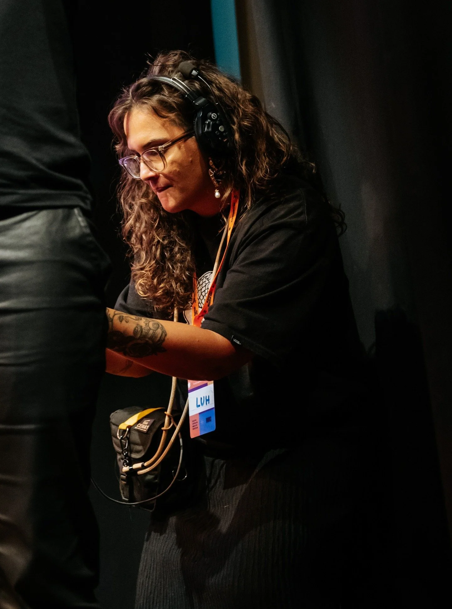 Eu tenho uma síndrome: sempre acho que tô de penetra nos lugares onde trabalho. Como se todo mundo tivesse combinado as falas e eu tivesse perdido o ensaio.
Metade do tempo penso que tô improvisando — e na outra metade tenho
