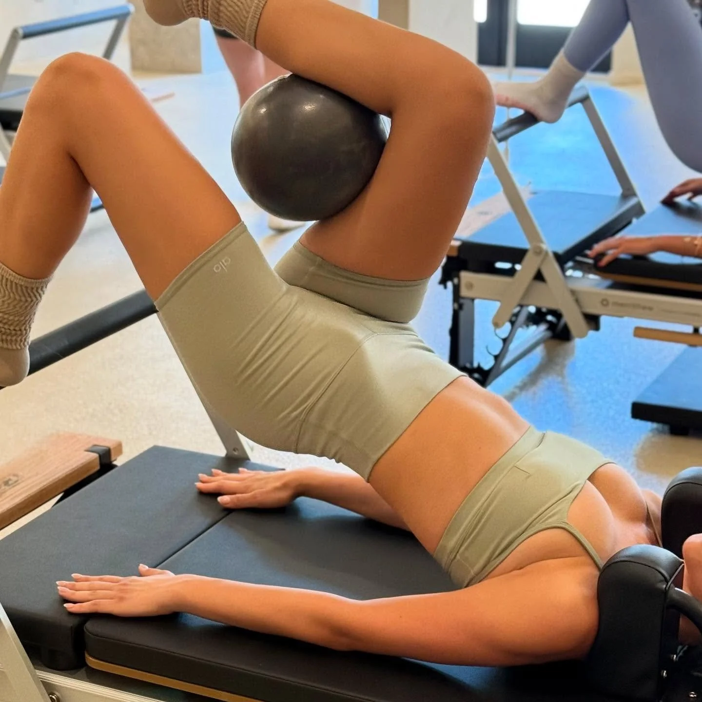 Waist snatched, glutes activated.