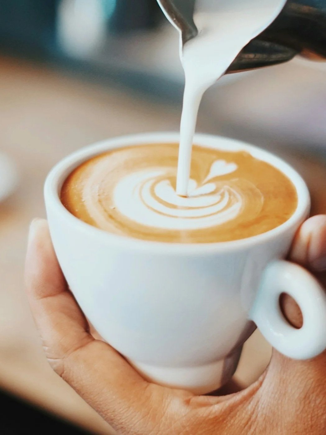 pouring latte art