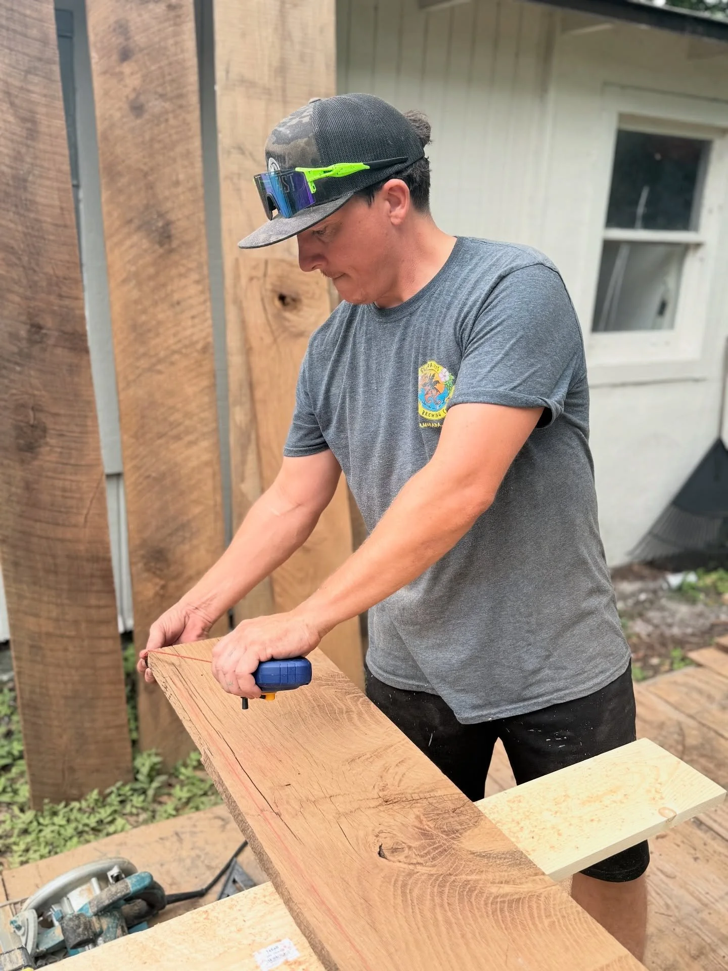 🪵🪚Sizing up authentic barnwood, including pieces from the fallen Edison tree.

✨Next step: stain to bring out the wood.

Any guesses what this will become? 

#barnwood #reclaimedbarnwood #reclaimed #custombuild #swflbusiness #custominteriors