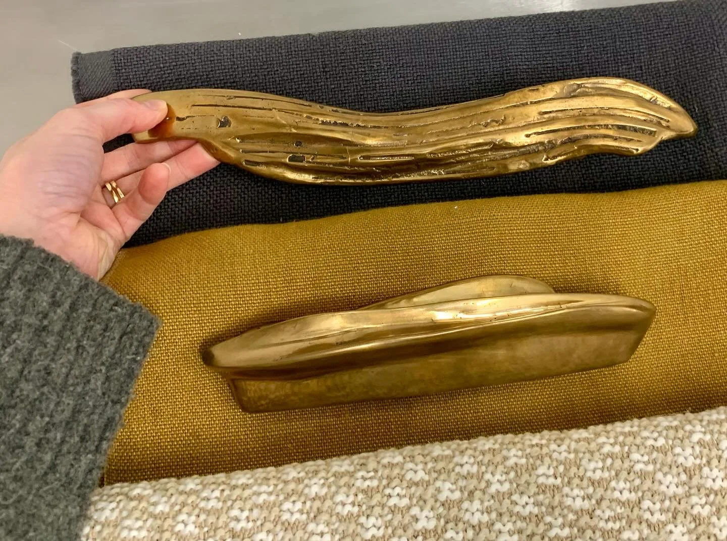 Angela Brown @angelabrownltd hands down curates the best brands. One of my favorites is NB Milano with their carefully crafted caste bronze hardware. These poetic little sculptures feel substantial and so comfortable in your hand.

#interiordesign #i