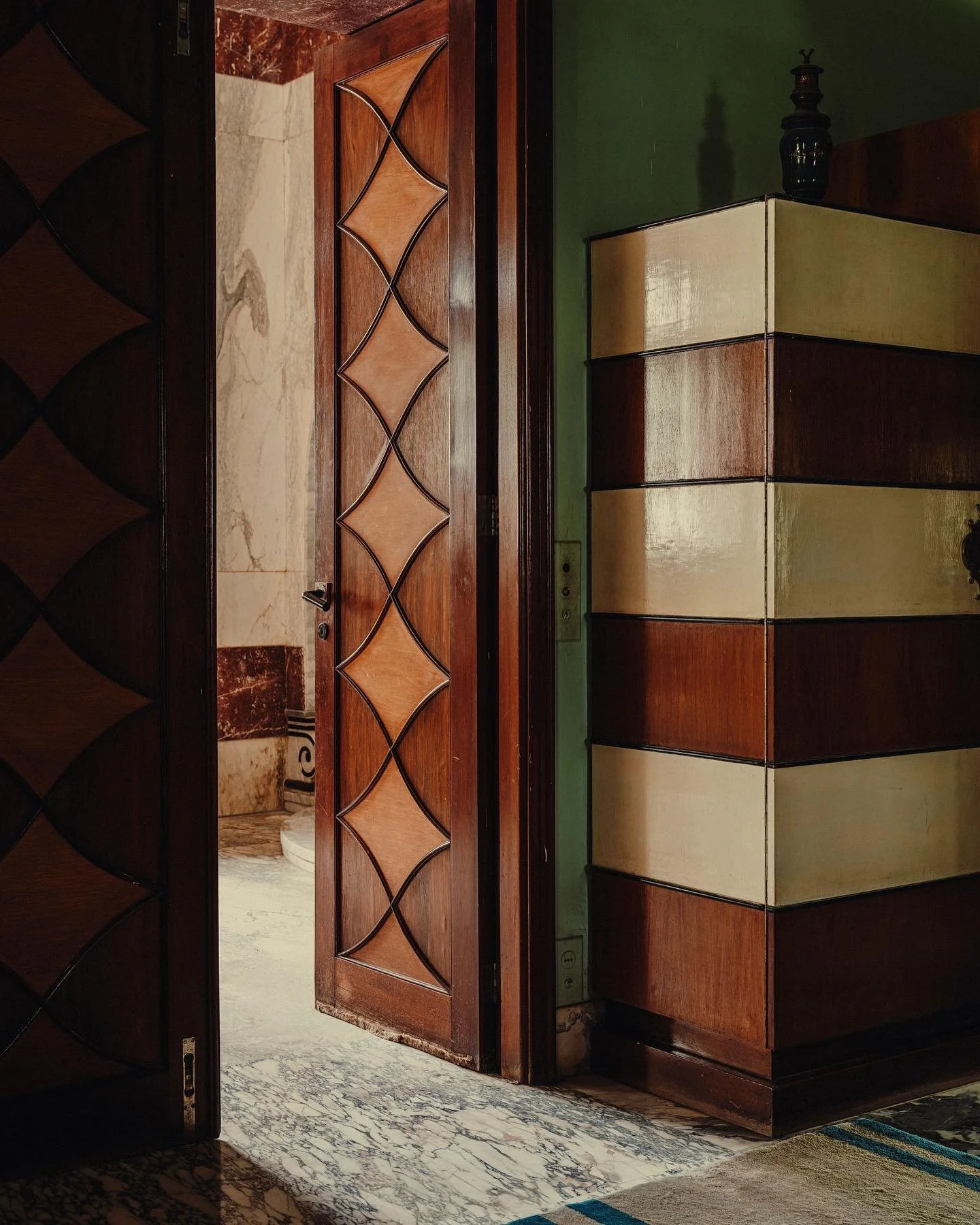 Deco doesn&rsquo;t usually do it for me, but I&rsquo;m digging the details of the New Palace. The layers of disparate influences are key. Seen in @kinfolk 
 

#newpalacekolhapur #interiordecor #playful #tradition #luxury #details #woodwork #patternpl