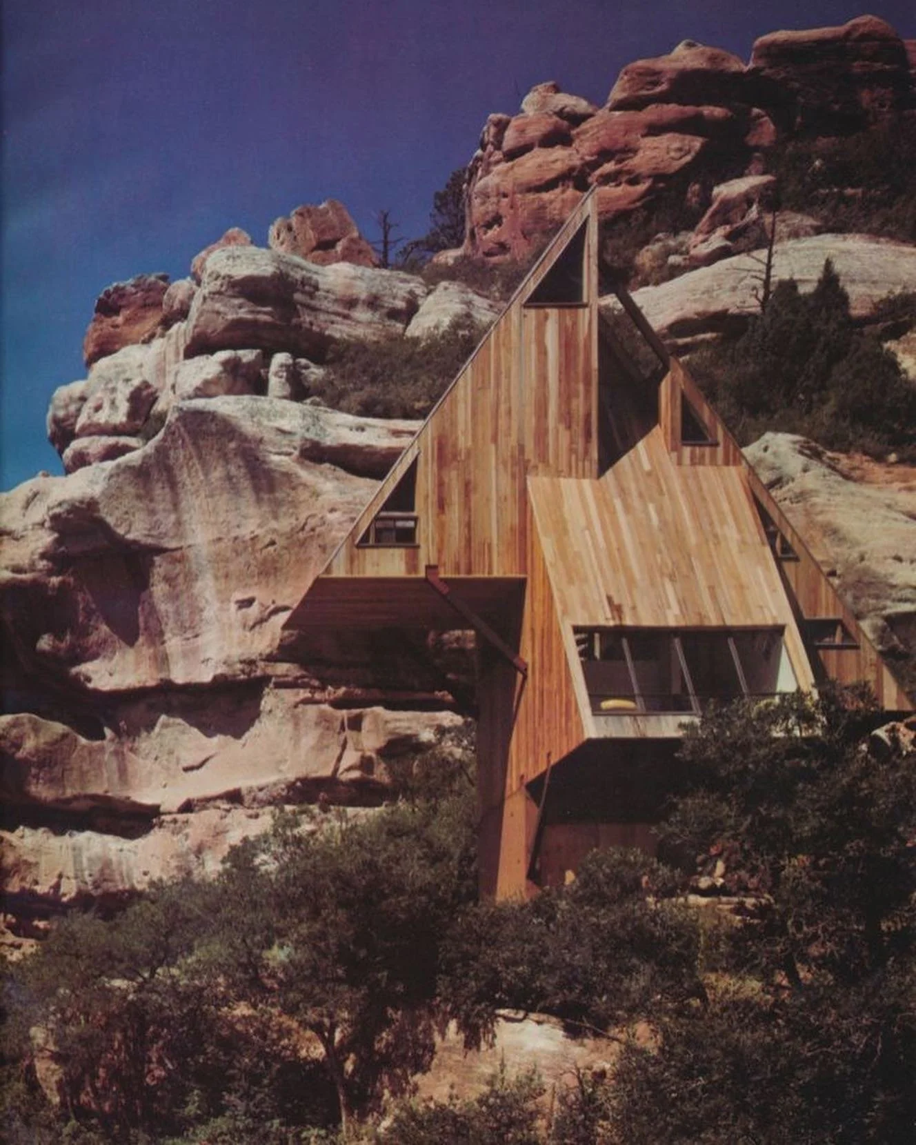 A Mountain Cabin, Perry Park, CO., by Arley Rinehart Associates. 
A perfect balance act I stumbled on today in one of my favorite source books.

#decorativeart70s #taschen #mountaincabin #arleyrinehartassociates #coloradoarchitecture #craglife