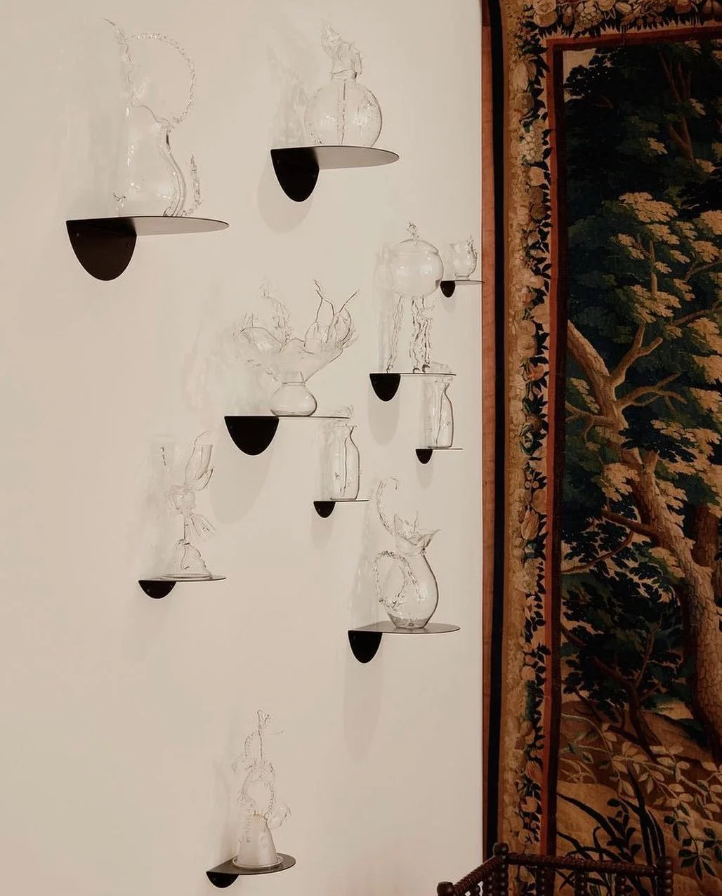 Handsome vessel display at @jacquelinesullivangallery punctuates the wall perfectly

Posted by @surfacemag 
#tribecagallery #glassvessels #decorativearts #design #objectsinspace