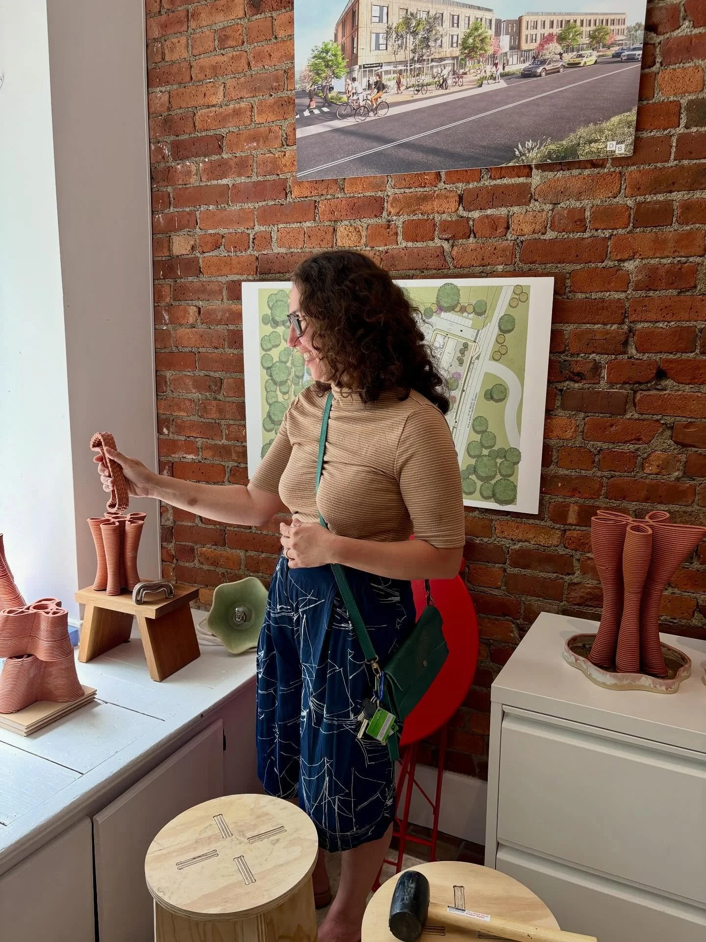 Popped by Beacon to see my lovely friend Kim of @mixingbowlstudio who is showing some very intriguing work at @dbarchitecture 

So inspired! 🙌 

#hudsonvalley #beaconny #interiordesign #productdesigner #ceramics