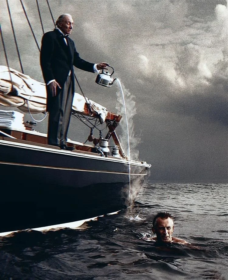 Uomo in giacca a marinaretto che versa acqua da una teiera a un uomo in mare mentre è sulla barca