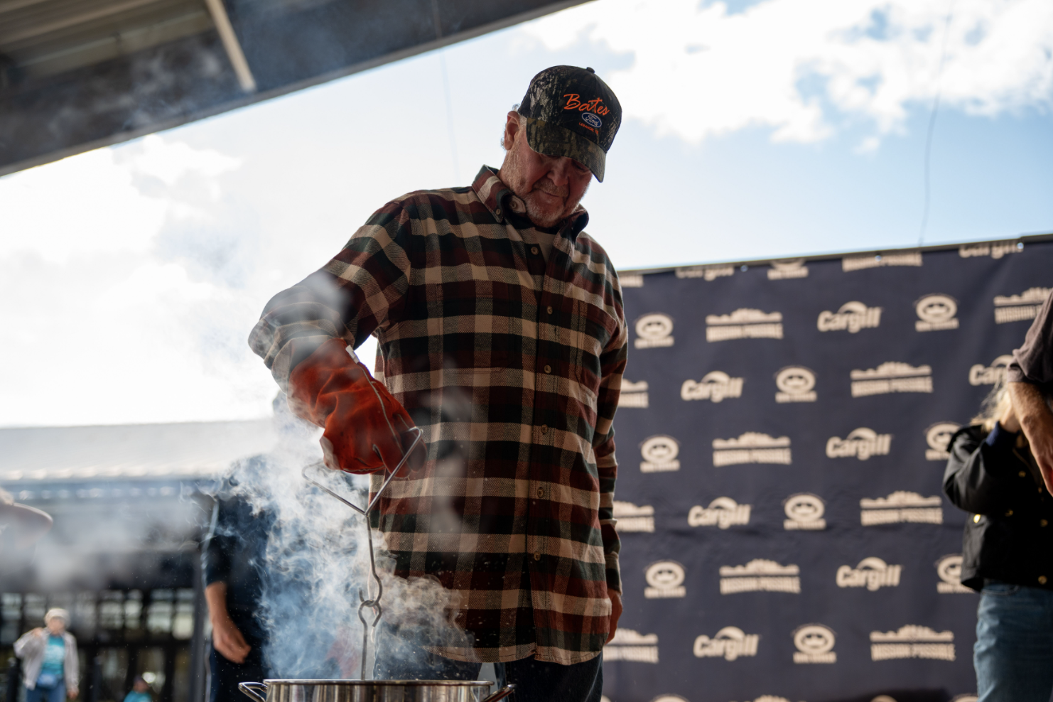 TRACY LAWRENCE AND NASHVILLE COMMUNITY COOK UP A MIRACLE, BRINGING IN OVER 2,400 DONATED TURKEYS IN A MATTER OF HOURS TO TOTAL 5,350 TURKEYS AND FEED 50,000+ PEOPLE IN NEED