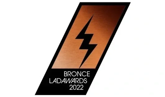 Logo de los Bronce Ladaw Awards 2022, con un rayo en color bronce y texto en blanco y negro.