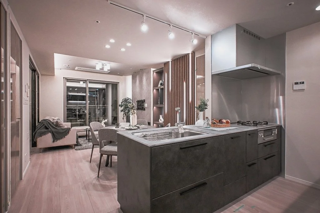 現代的なリビングとキッチンのオープンプランのインテリア、ダイニングテーブルとチェア、ソファセット、照明と装飾品、木製フロア