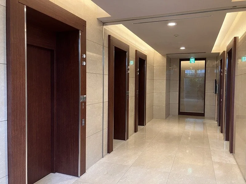 エレベーターの前のエレベーターのドアと廊下の様子