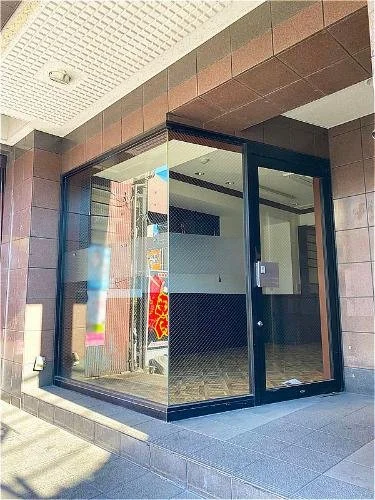 ガラス張りの店舗の入口。内部は空室。