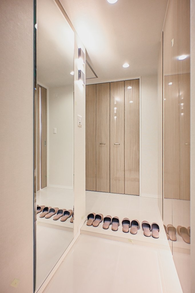 玄関の靴箱とスリッパを並べたシンプルな室内の様子