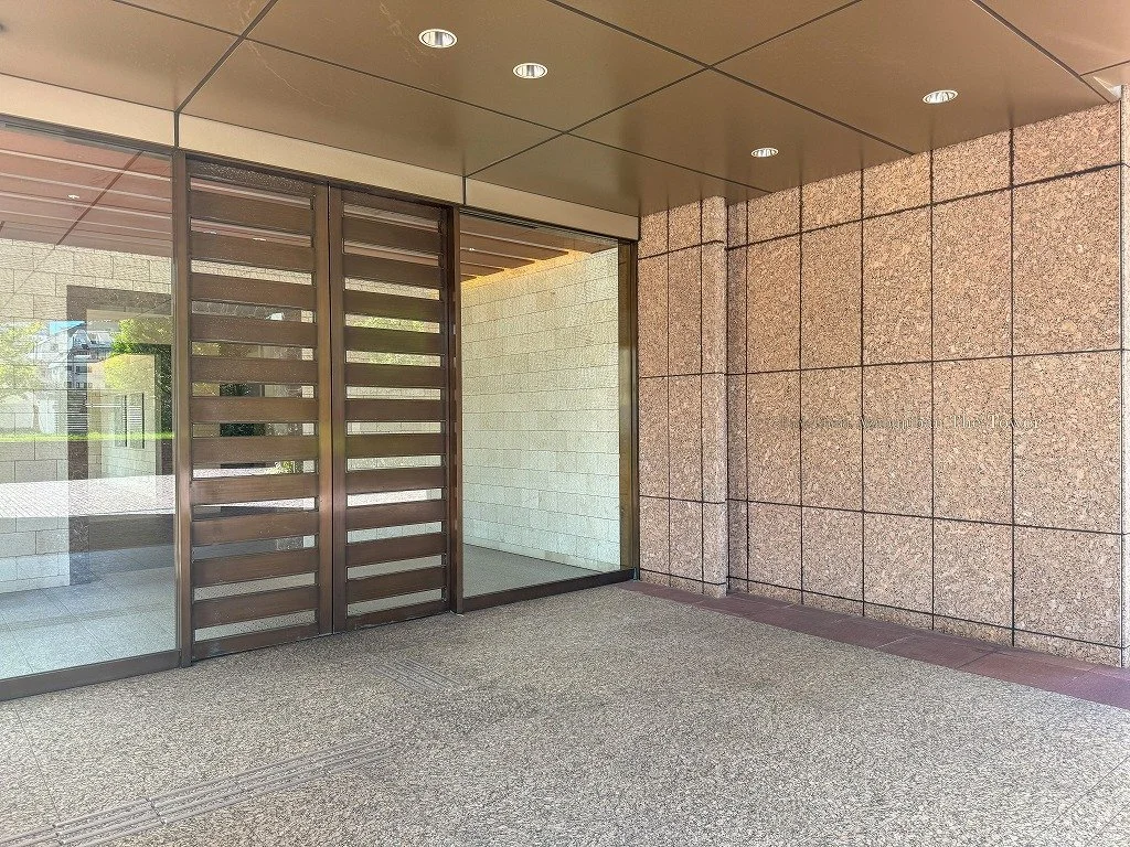 建物の出入口のガラス扉と壁。