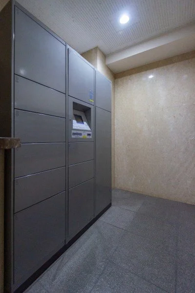 コインロッカーとATMが設置された室内の風景