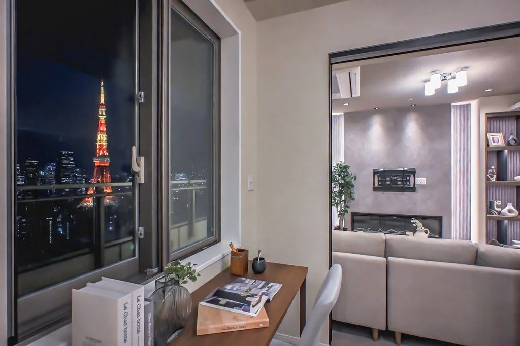 東京タワーが夜にライトアップされた景色を窓から見える部屋の interior