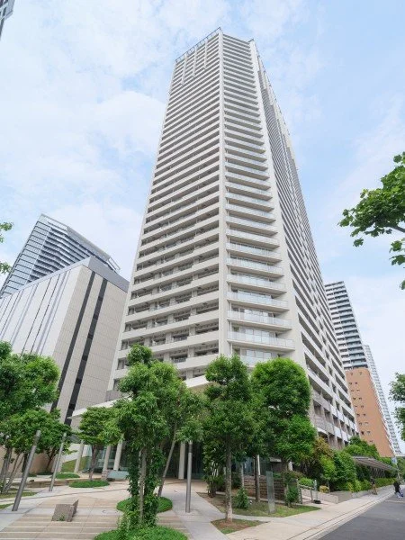 高層ビルと歩道、樹木が見える都市の風景