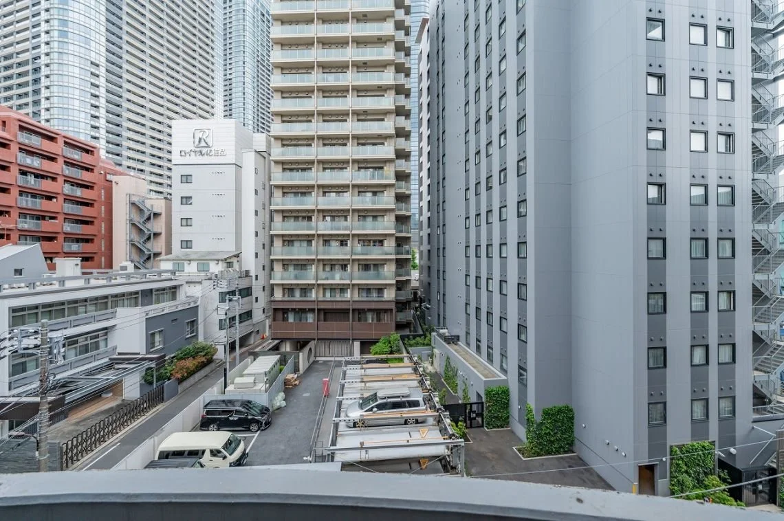 高層ビルと駐車場のある都市の風景
