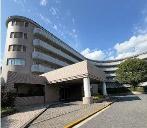 現代的な多層建築のビル、大きな出入口と駐車場