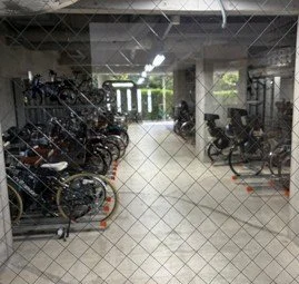 屋内の自転車置き場に自転車が並んでいる映像