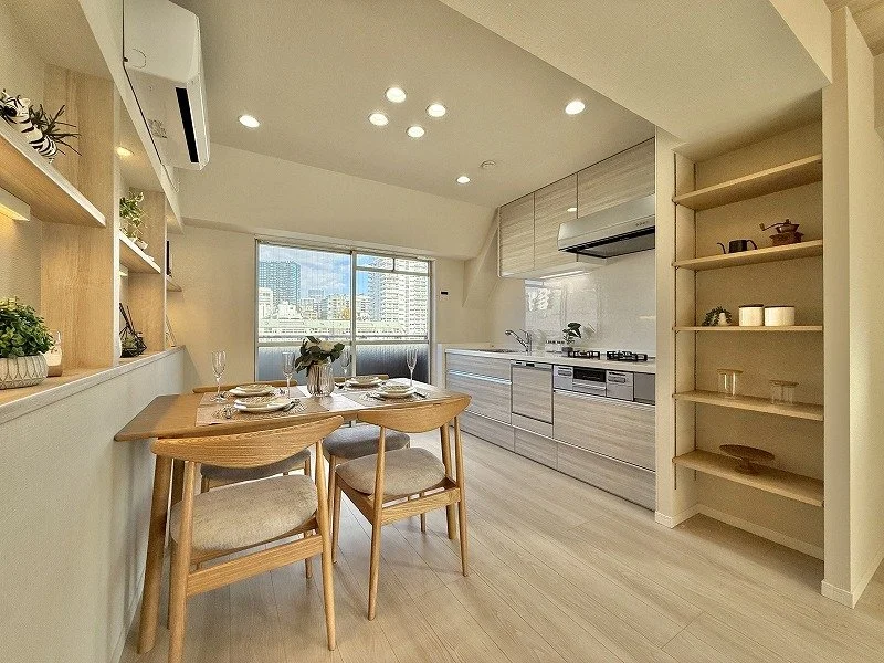 明るいリビングとオープンキッチンの現代的なインテリアのマンション室内