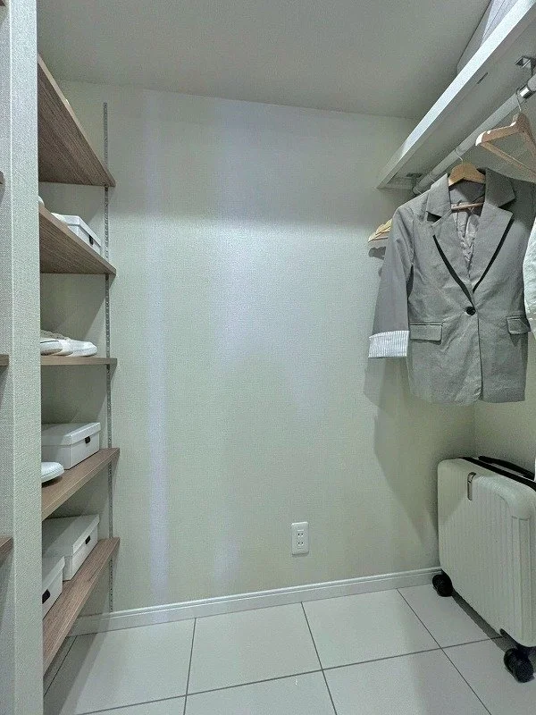 クローゼットの中の衣服と棚の収納棚