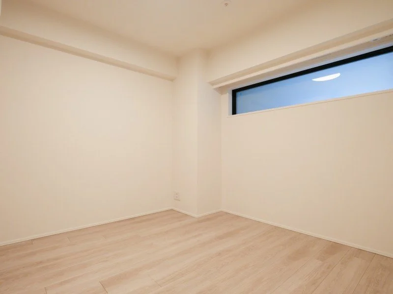 白い壁と木製の床の空洞の部屋、天井に窓のある部屋