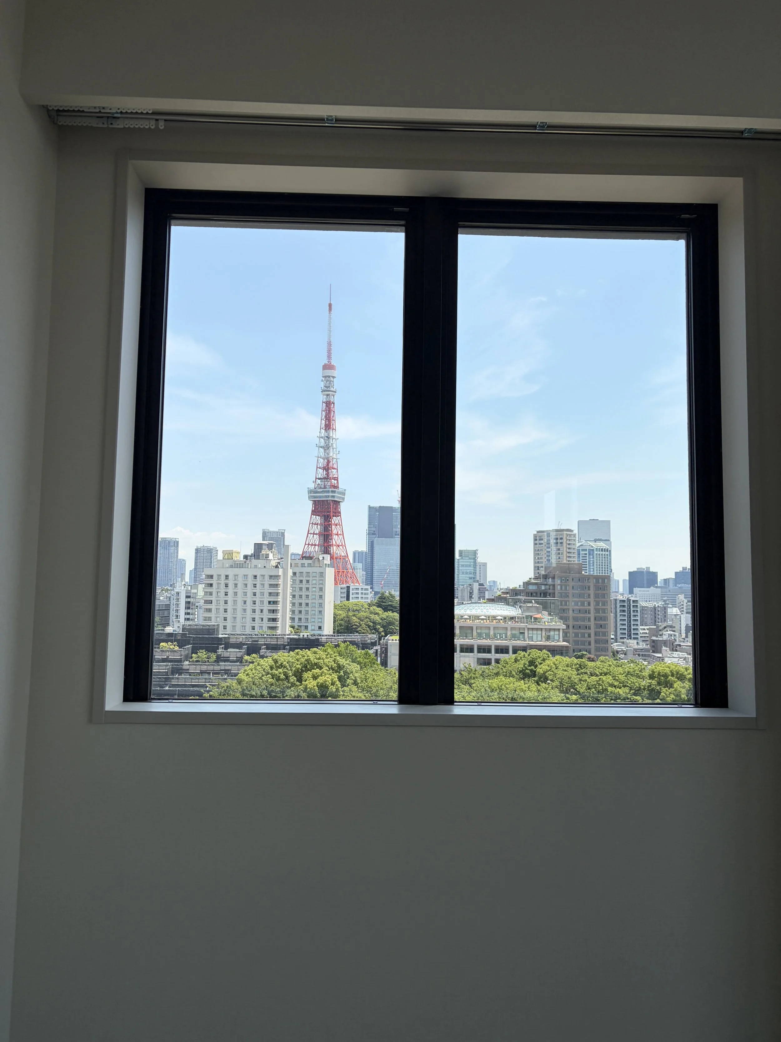 空の窓から見える東京の都市景観と東京タワー