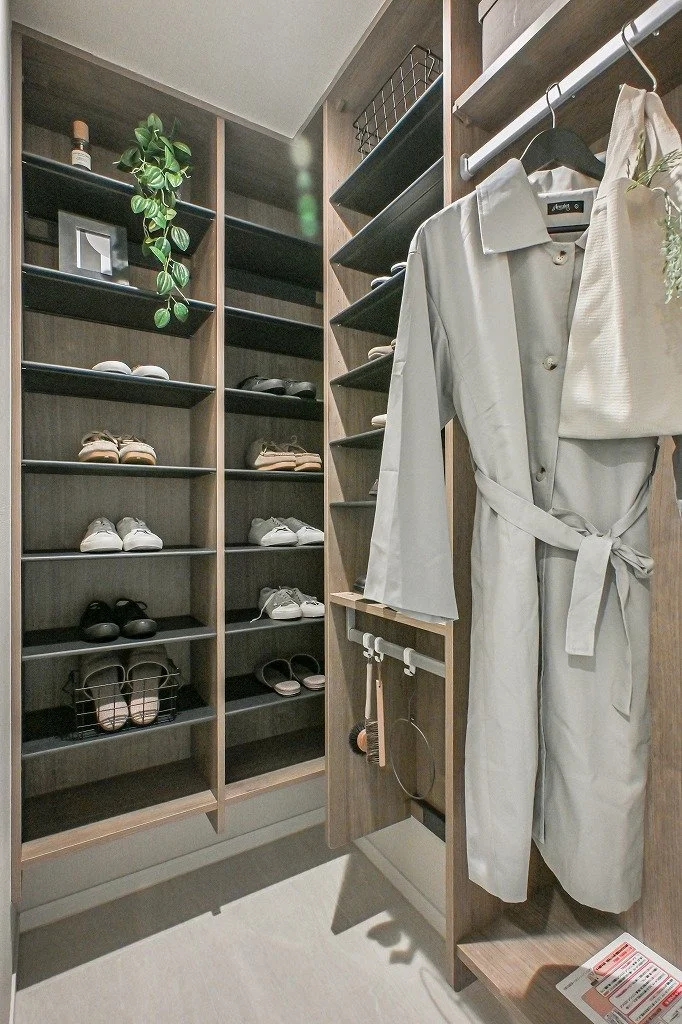 クローゼットの中に靴や衣服、バッグが整理されている様子