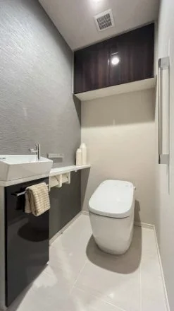 トイレと洗面台のあるコンパクトなバスルーム