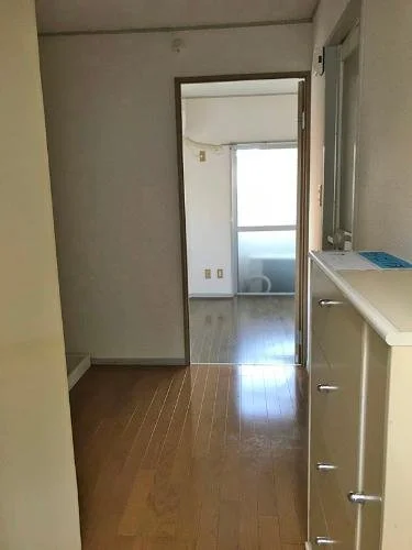 空の部屋の入り口と、奥に窓のある別の部屋が見える室内の光景