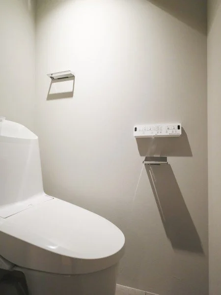 トイレのあるシンプルなウォシュレット付きのトイレルーム